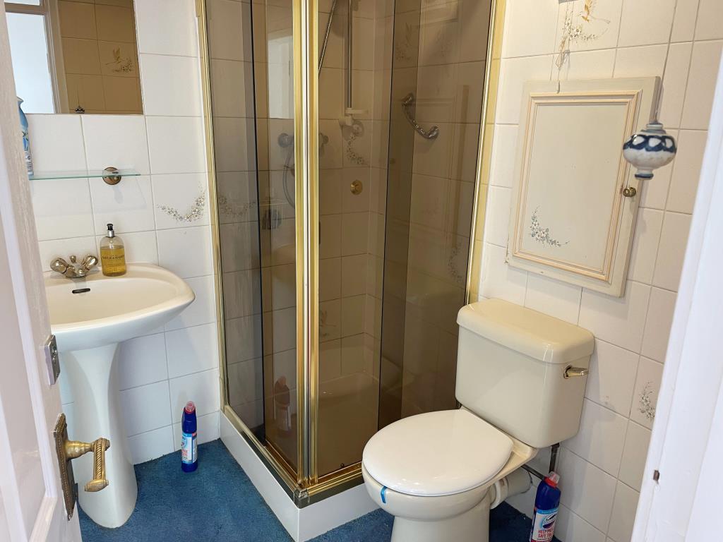 Lot: 131 - PENTHOUSE FLAT WITH STUNNING VIEWS OF SEAFRONT AND SURROUNDING COUNTRYSIDE - Main shower room with white suite